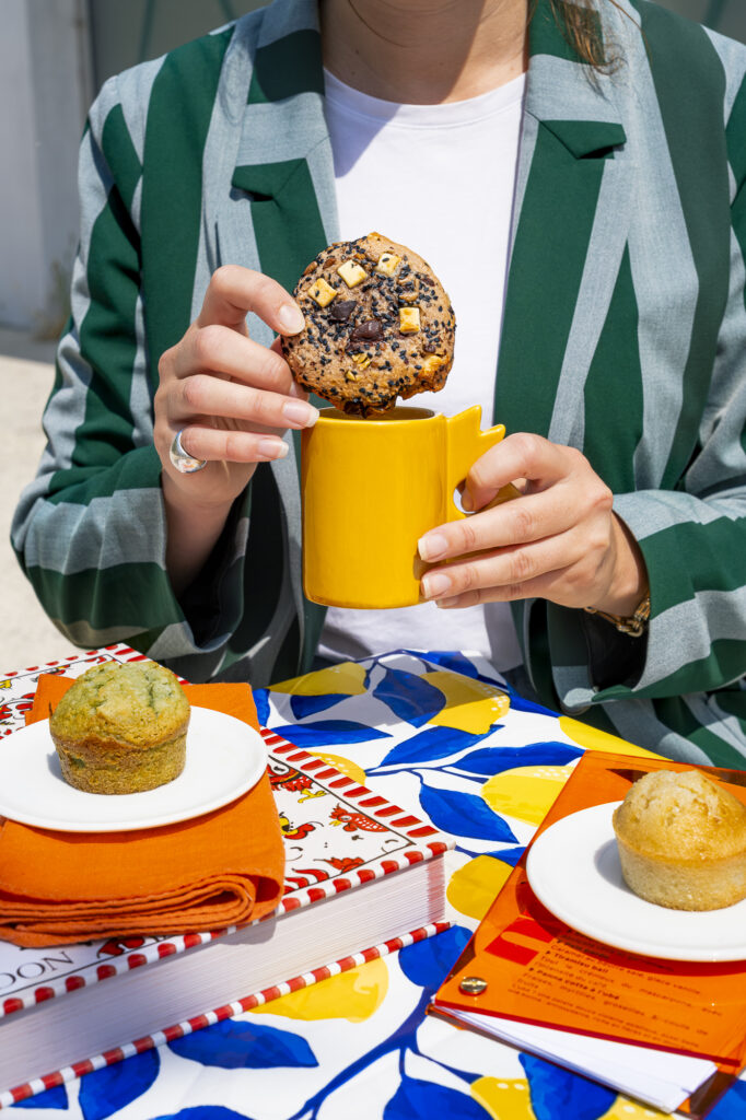 Pause goûter chez Béguin avec un cookie entre les mains