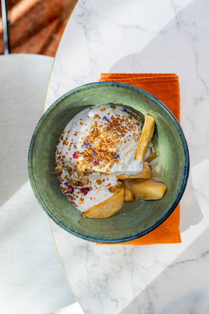 photo culinaire : pomme rôtie, compote, mousse vanille et speculoos